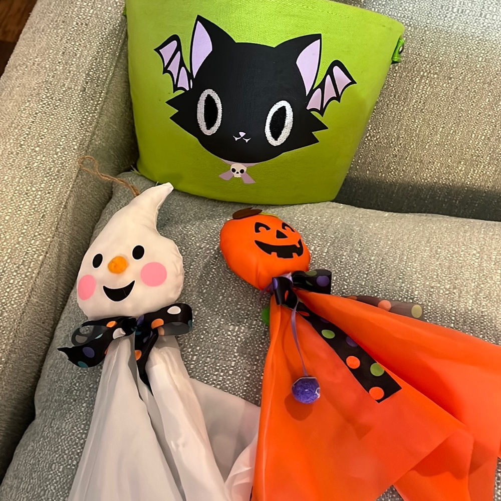 Halloween bundle - green candy bucket, 2 hanging decorations.